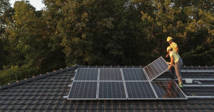 Las solicitudes de subvenciones para paneles solares se duplican a medida que aumentan las facturas de energía 
