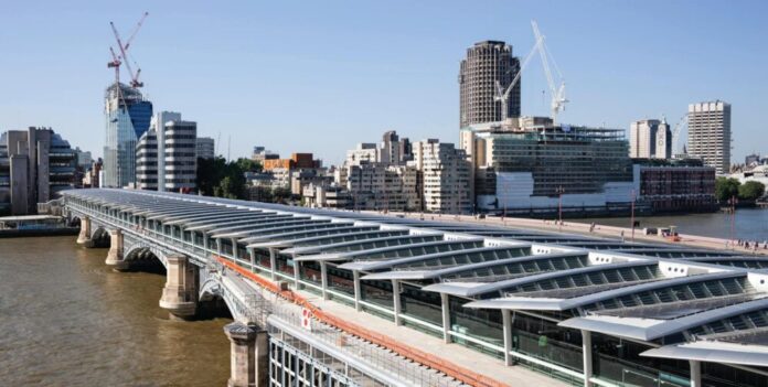 Los paneles solares en dos depósitos de trenes del sur de Londres generan suficiente energía para 7,5 millones de tazas de té – Noticias del sur de Londres
